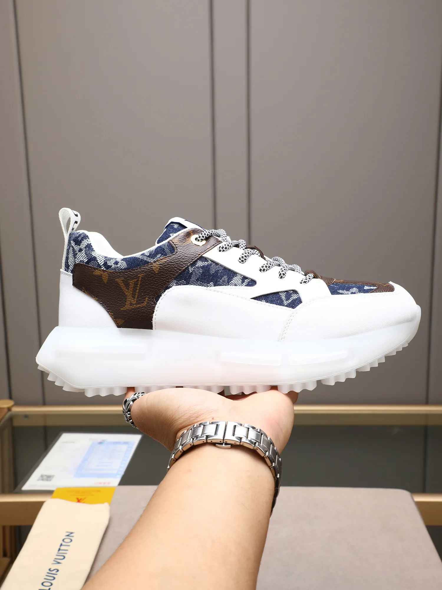 Men's shoes 💰460 [LV] Made of imported L special fabric spliced ​​with cowhide and comfortable mesh lining. Privately molded foam TPU outsole, super light and comfortable on the feet! Perfect last shape, generous and fashionable design, 4 colors available! Code number: 38–44 (45 customized